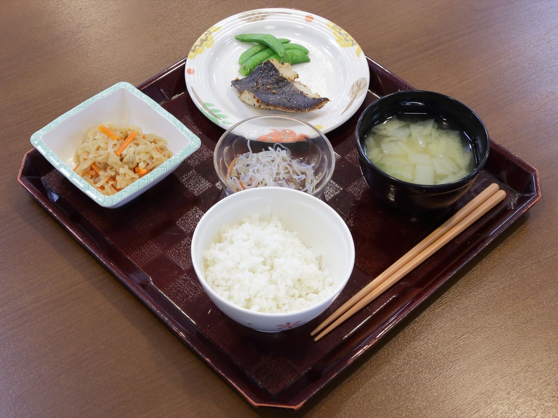 ある日の献立。焼き魚、切り干し大根、ちりめんじゃこ、大根の味噌汁、白ご飯。栄養バランスの整った低カロリーな和食メニューである。
