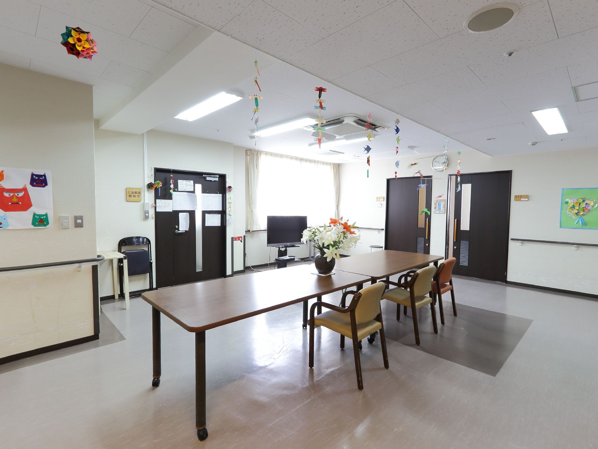 談話コーナーが廊下の一角にある。テレビも設けられており、テレビを見たり、コミュニケーションを図ったりと思い思いの時間を過ごせる。