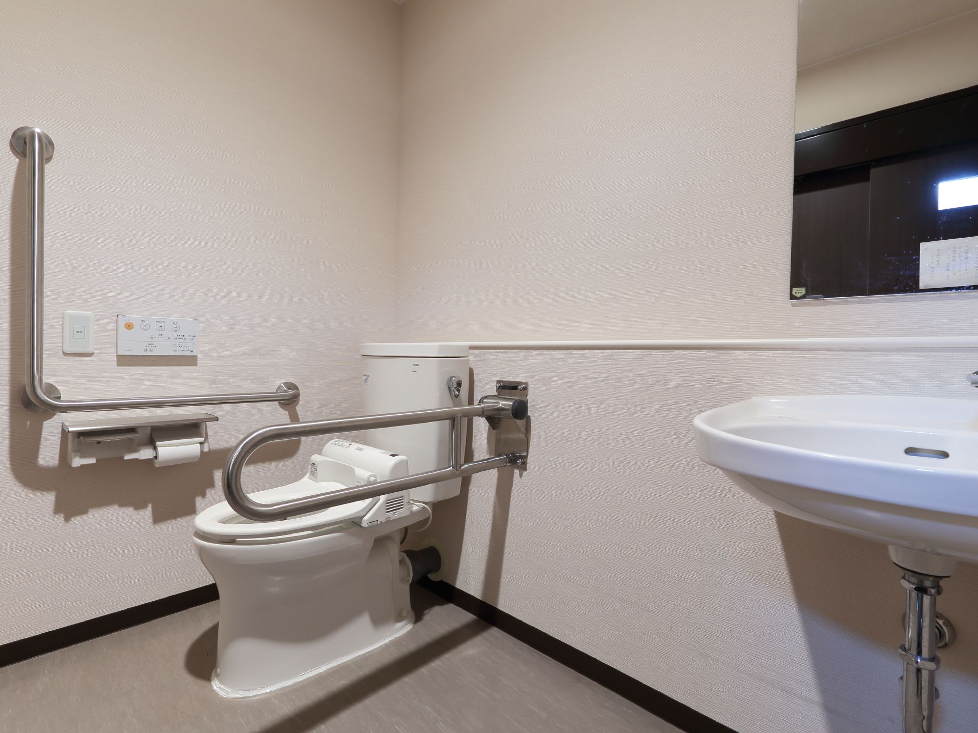 高齢者が使うことを前提に作られたトイレは、低めの高さや手すり、ウォシュレットといった機能が満載である。