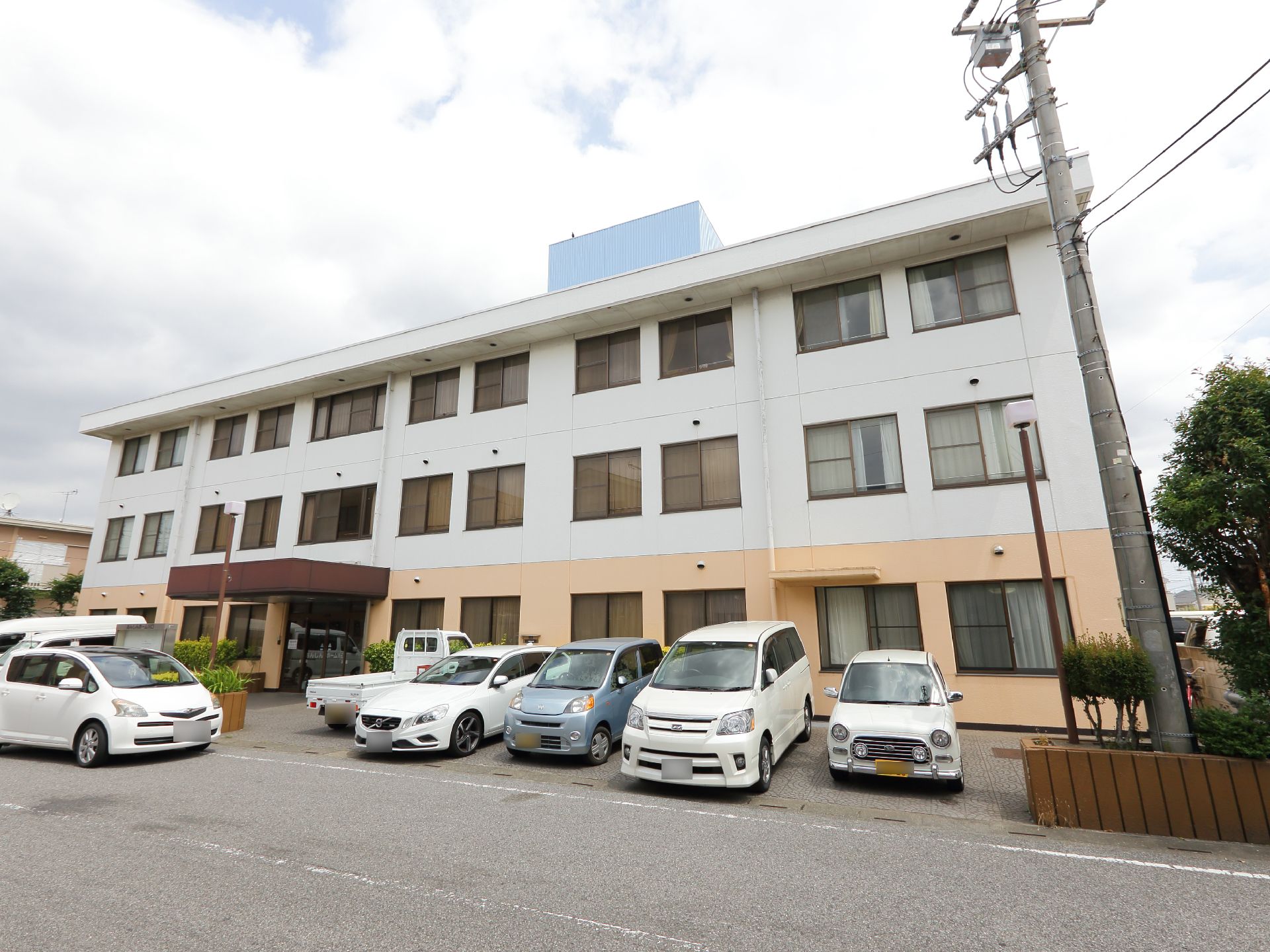 ツートンカラーが目を惹く大きな建物である。建物の目の前に駐車場があるので、玄関までの移動距離が短くて済む。