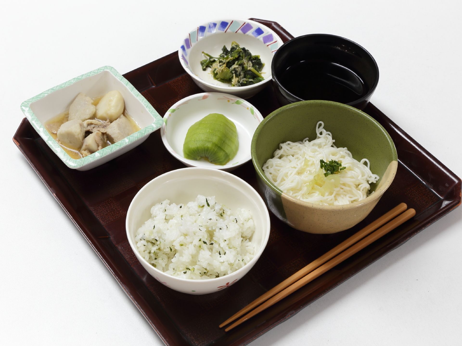 この日のメインメニューは、そうめんである。主菜、副菜、デザートと完璧な食事メニューは、栄養士によって考えられたものである。
