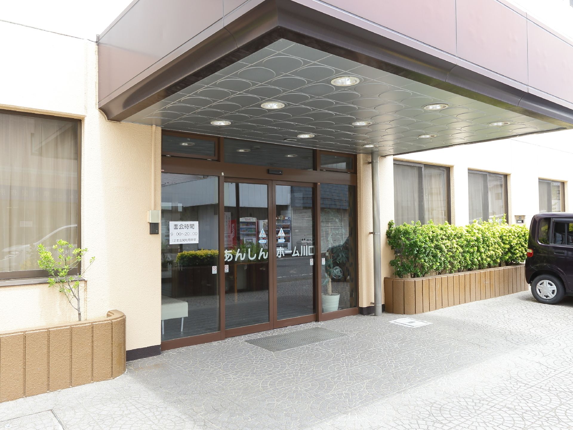 高齢者夫婦が談笑している
