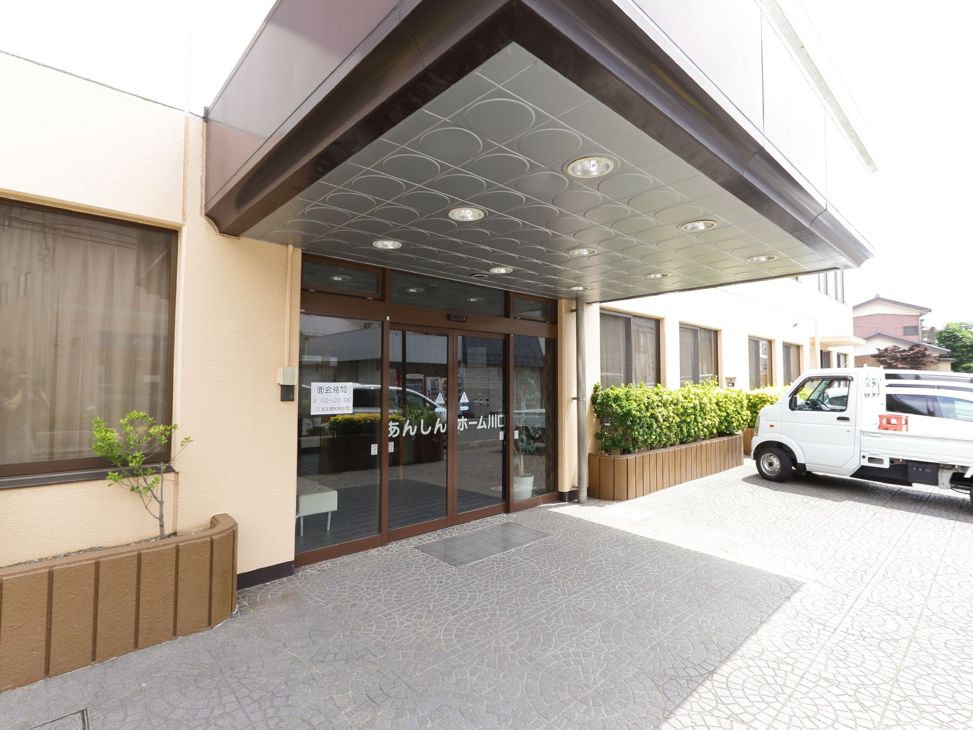 広いバリアフリーのエントランスである。車椅子利用者でもスムーズに通ることができる。自動ドアの玄関になっている。
