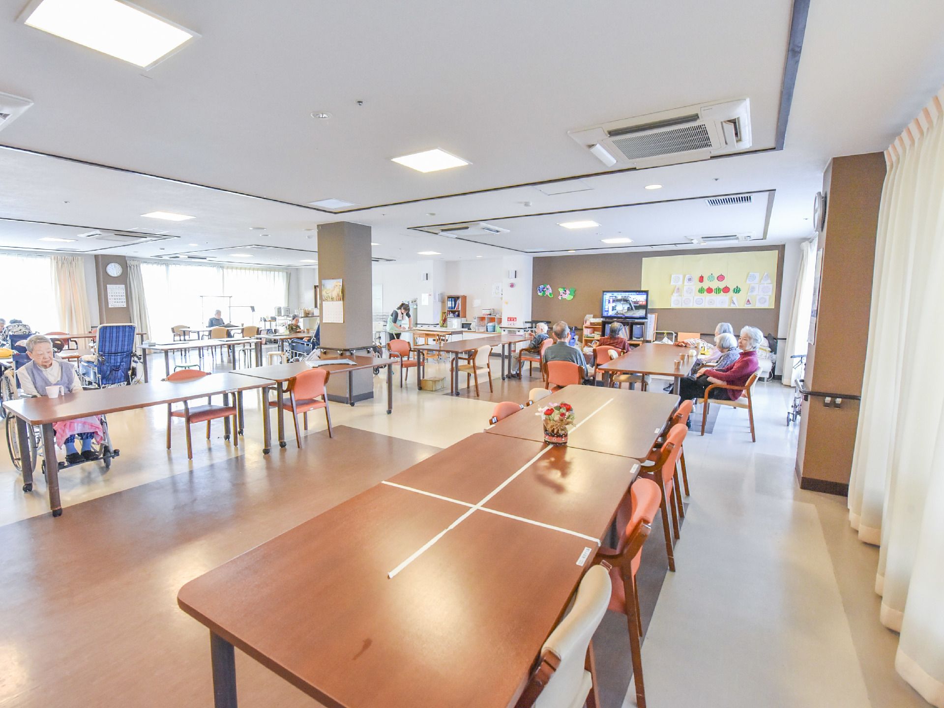 利用者同士が会話を楽しめる場所を用意している。テーブルと椅子も設置し、ゆったりとくつろげる。テレビも完備。