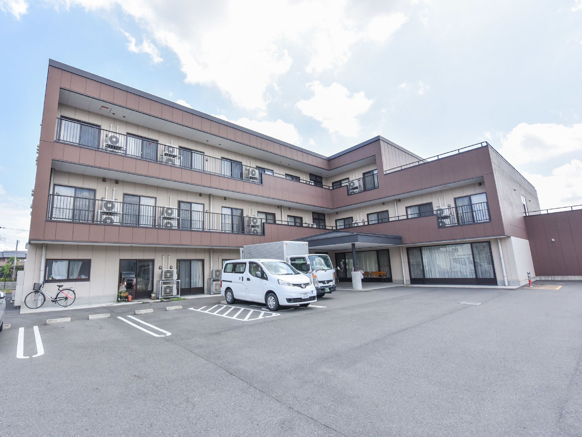 周囲には、大きな建物がないので、一際目立つ建物になっている。来訪者が来る際に迷わずに来ることができる。
