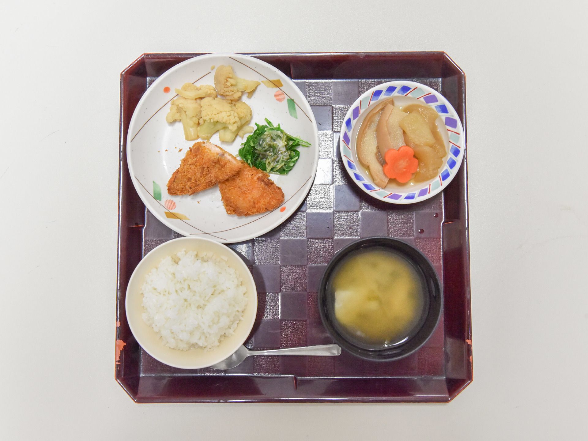 一日の中で、食事は利用者の楽しみである。メインのフライに添えてある野菜は、彩りが綺麗で食欲をそそる。