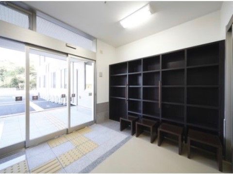 ふるさとホーム寄居のエントランス。壁側に下駄箱を設置。