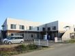 施設はアパートタイプで二階建てのコンパクトな外見をしている。駐車場には車椅子専用スペースも用意されている。