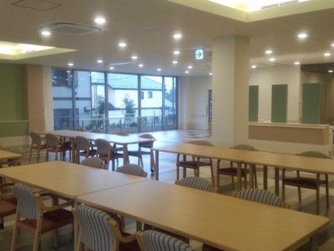 大きなホールに長いテーブルが並べられている。緑をベースにした落ち着く内装。