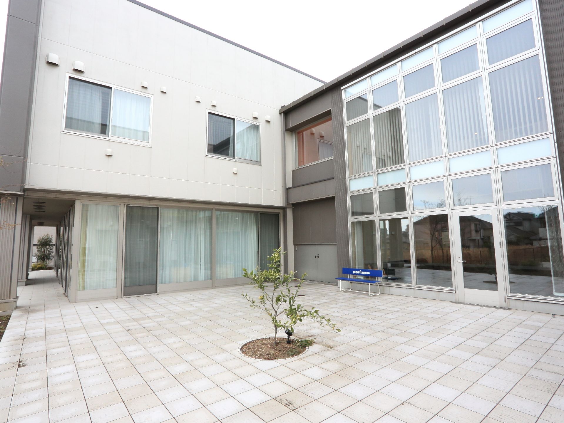 広いスペースの中庭では、利用者が散策したり、のんびりくつろいだりしている。疲れたらベンチで休憩もできる。