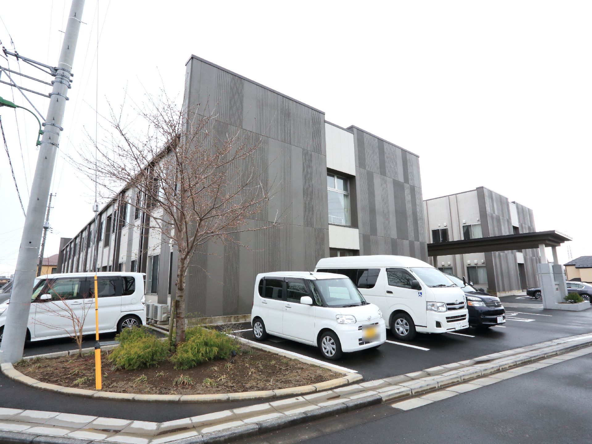 ゆったりとした外観の建物