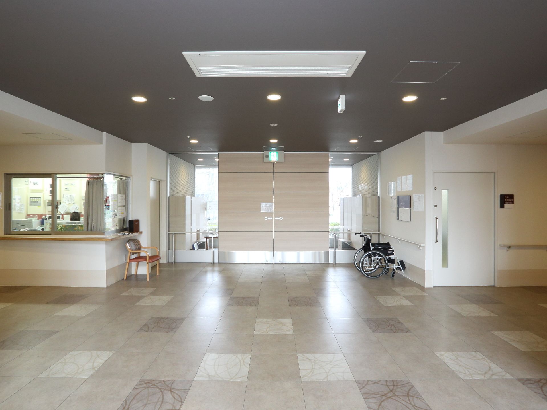 施設の中庭。白と黒が基調のモダンテイストのおしゃれな空間。