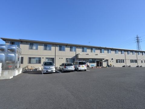 「ふるさとホーム桐生」の外観。駐車スペースを設けている。