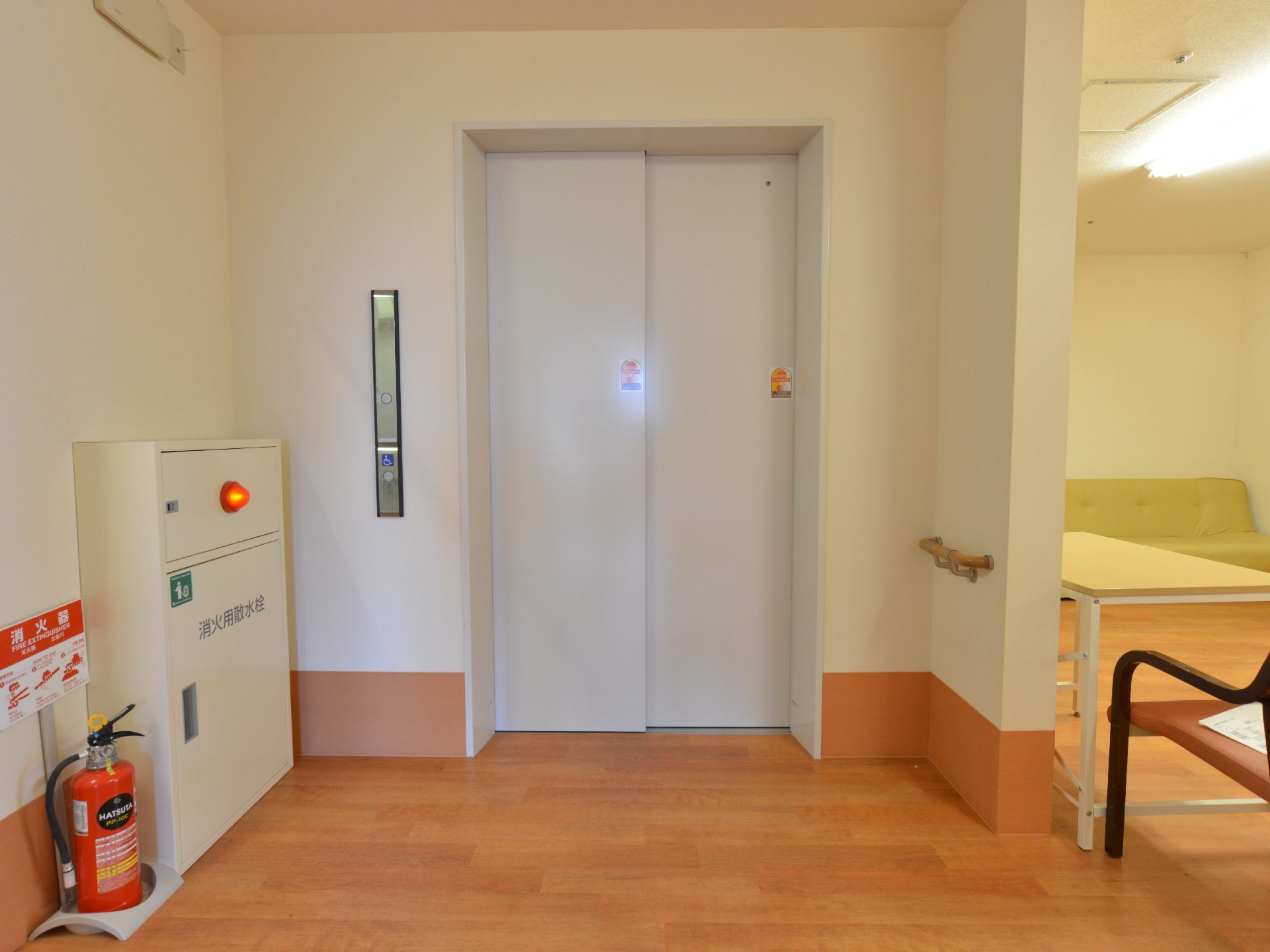 ホーム内の上下階を行き来できるようにエレベータが完備してある。すぐ隣には椅子も用意してあるので、待つ間に休んでいることもできる。