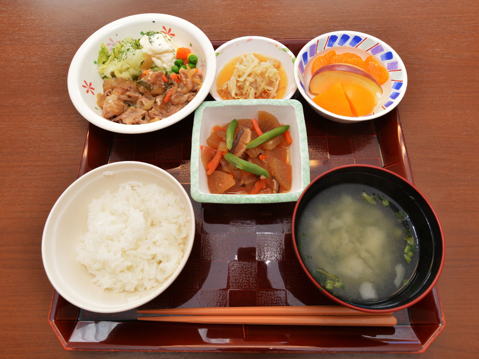 彩も豊かな食事は誰もが楽しみにしている。栄養のバランスもよく考えられており、食後のデザートもついている。