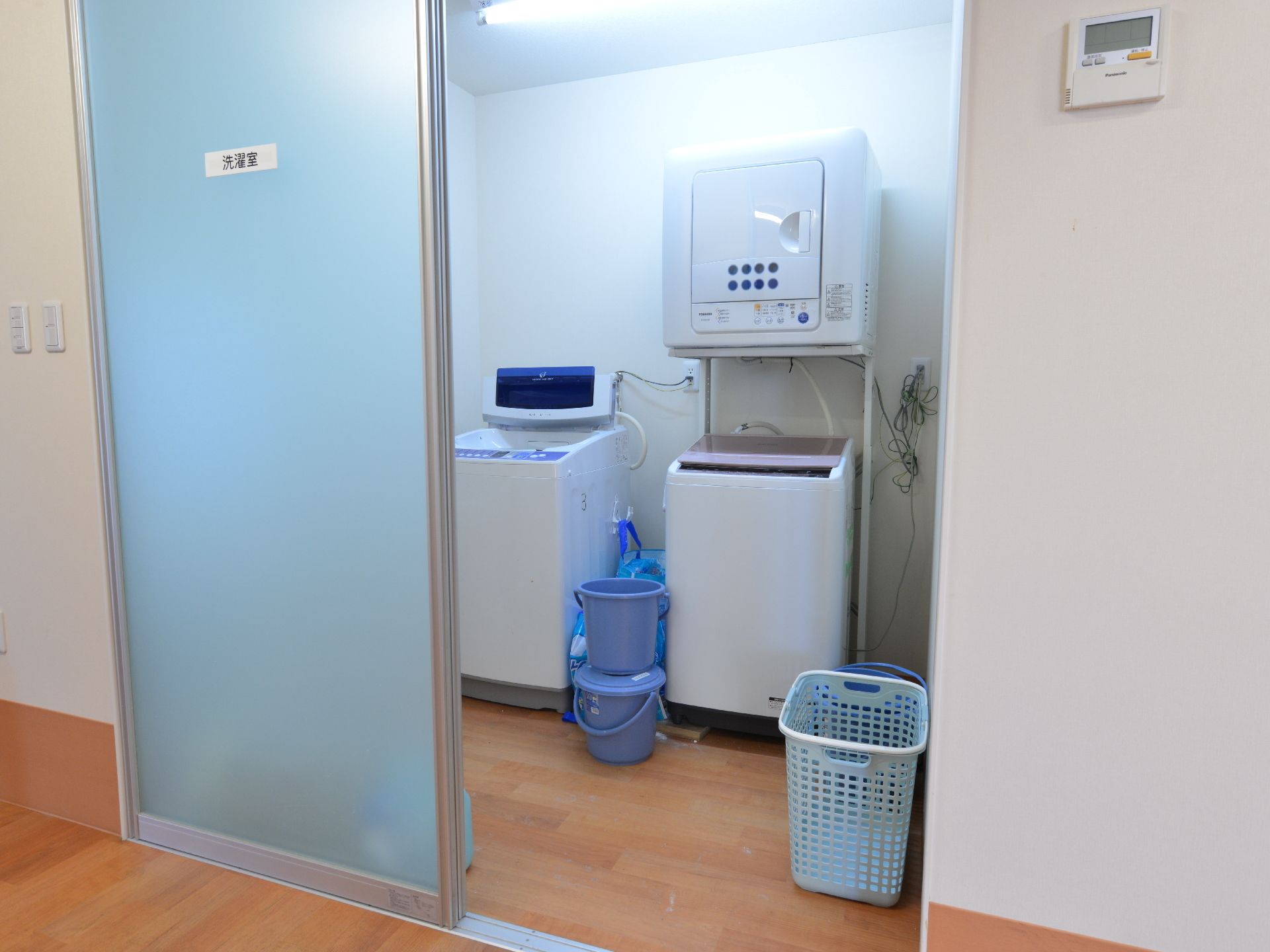 ホーム内には洗濯室も完備してある。2機の洗濯機と1台の乾燥機がある。扉は半透明なので、中の様子がうっすらと見える。