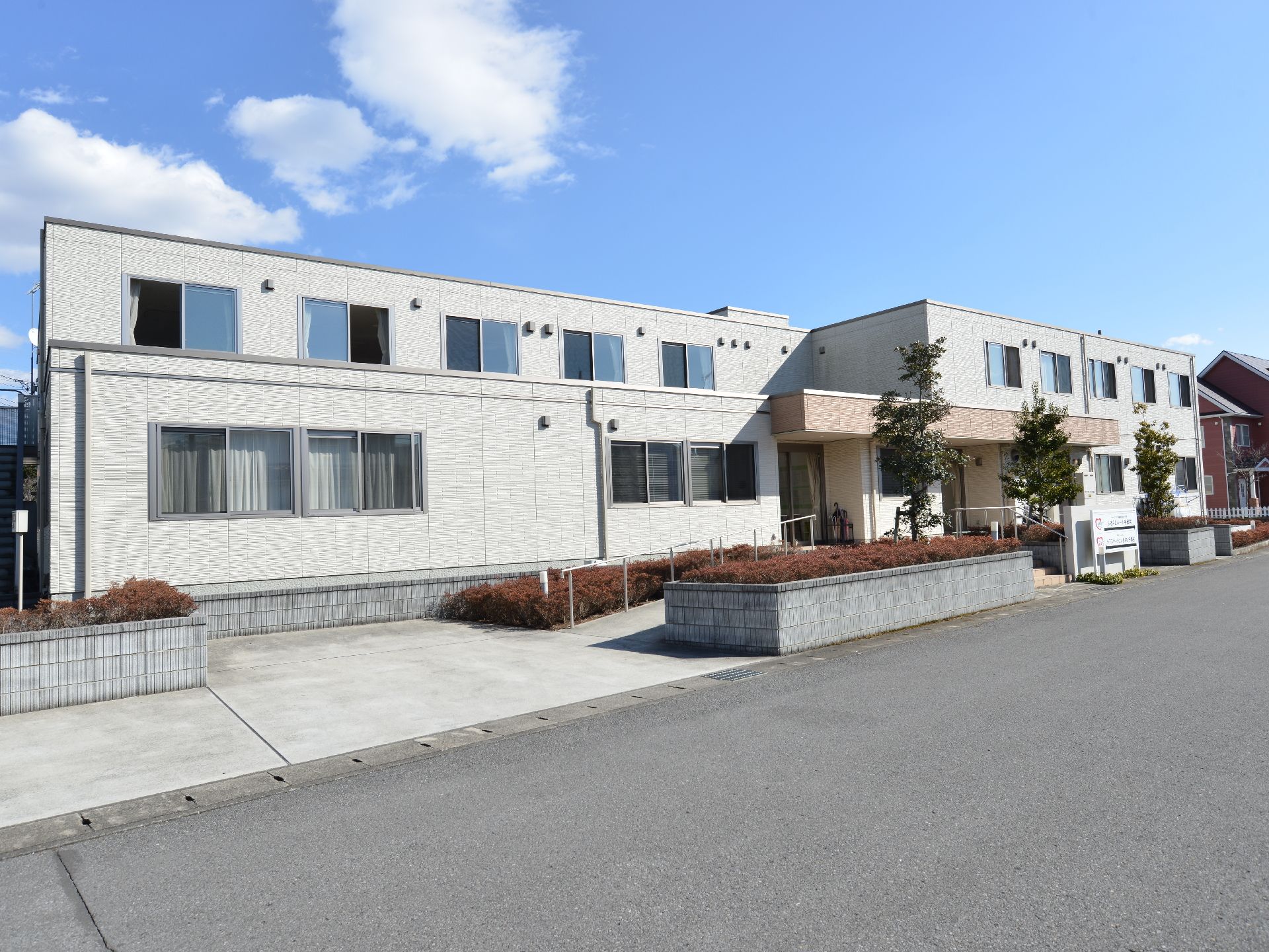 建物前の道路は道幅がとても広い。建物は2階建てで外の景色も眺められる。駐車スペースも数台分完備してある。