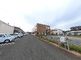 広々とした外観の施設