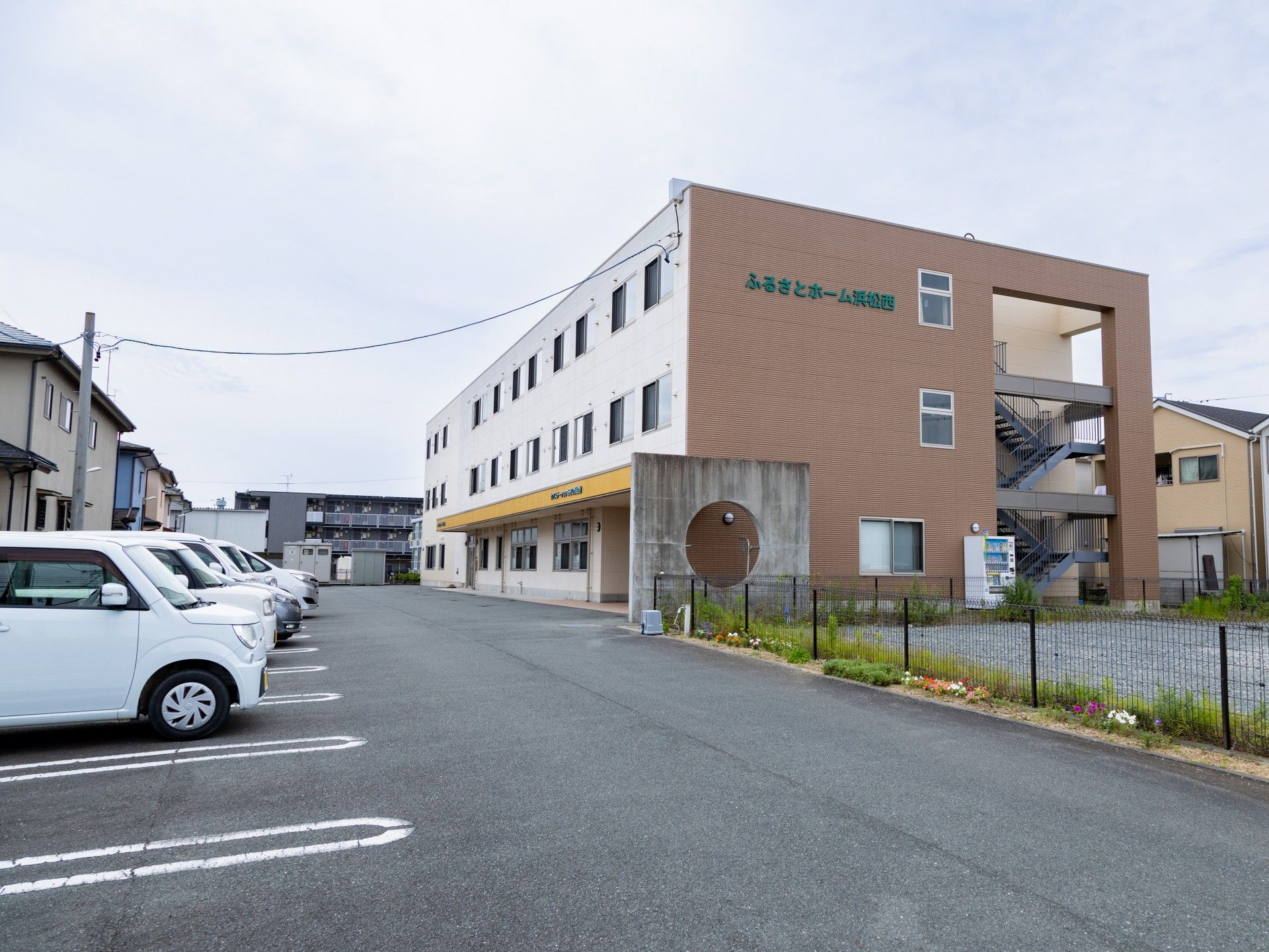 ゆったりとした外観の建物