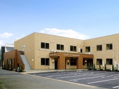 ふるさとホーム本厚木の外観。駐車場を完備しておりますので、ご来訪の際はお車でのお越しができます。