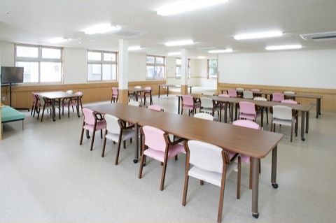 ふるさとホーム本厚木の食堂。毎日多くの入居者様で賑やかな、楽しいお食事となっております。