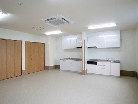 ふるさとホーム本厚木の共用キッチン。ご自宅と同じようにご自身でお料理を楽しんでいただけます。