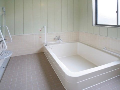 ふるさとホーム本厚木の小浴室。一人でのプライバシーを守りながらのご入浴をしていただけます。