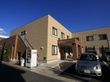 建物の横に自動販売機が設置されている。道路と敷地内には傾斜も段差も無い。駐車場が建物の目の前にある。