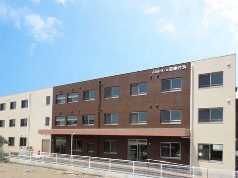 ふるさとホーム沼津片浜の外観。毎日を有意義にお過ごしいただける環境となっております。車いすでの生活も可能です。