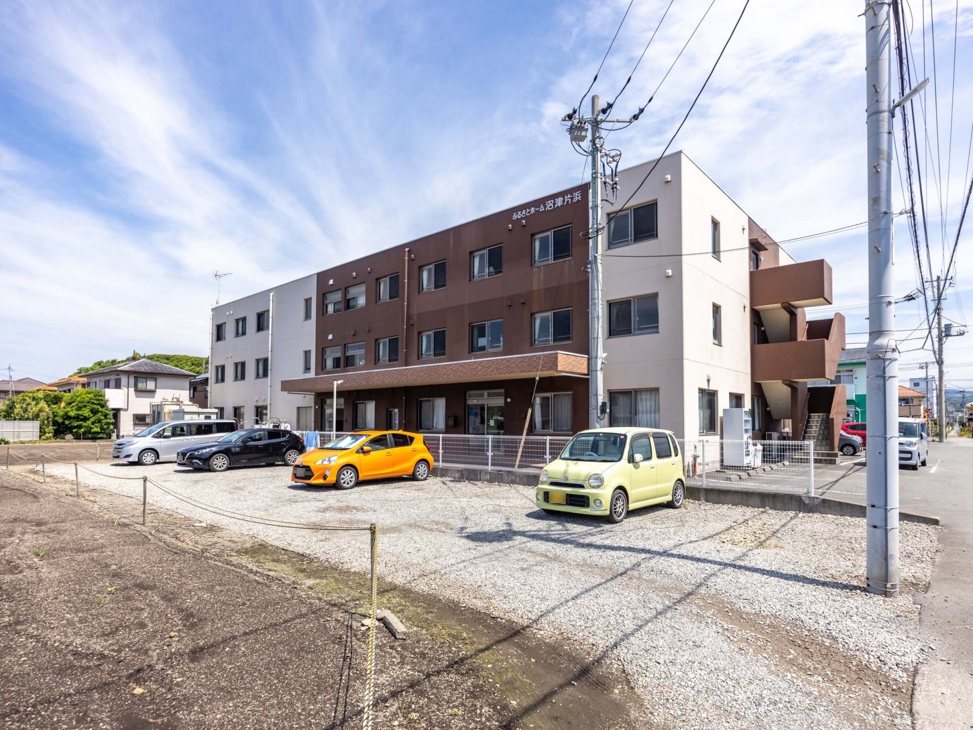 ふるさとホーム沼津片浜の外観。大きくしっかりとした外観の当施設は、オールバリアフリーとなっています。