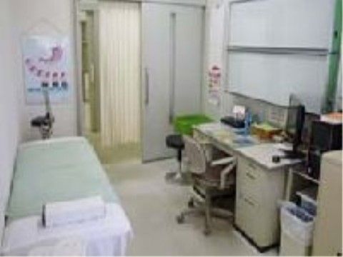 診察机や寝台などの医療サポートを行う設備が整えられた部屋