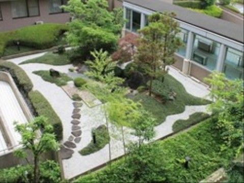 「アクティブライフ箕面」の日本庭園２。植物の香りを堪能できる。