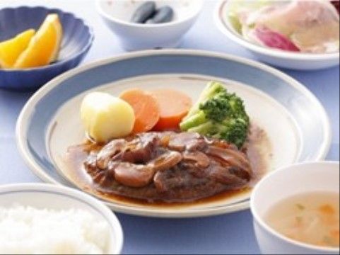 「アクティブライフ箕面」のお食事。洋食や和食、中華と様々なお料理がいただける。