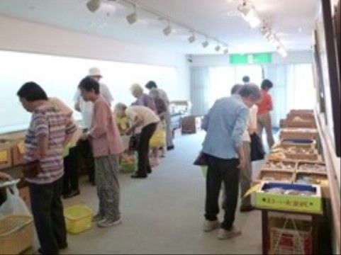 「アクティブライフ箕面」の出張販売所。新鮮な果実や野菜などを販売している。