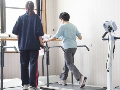 「アクティブライフ箕面」のトレーニングマシン。スタッフが側にいてくれるので、安心できる