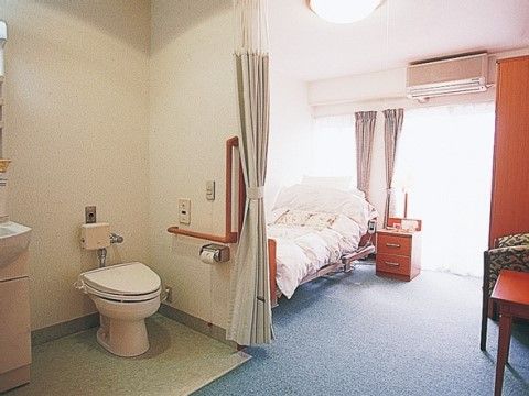 アクティブライフ神戸の居室１。完全個室制の居室となっているため、自分の時間を有意義にお過ごしいただけます。
