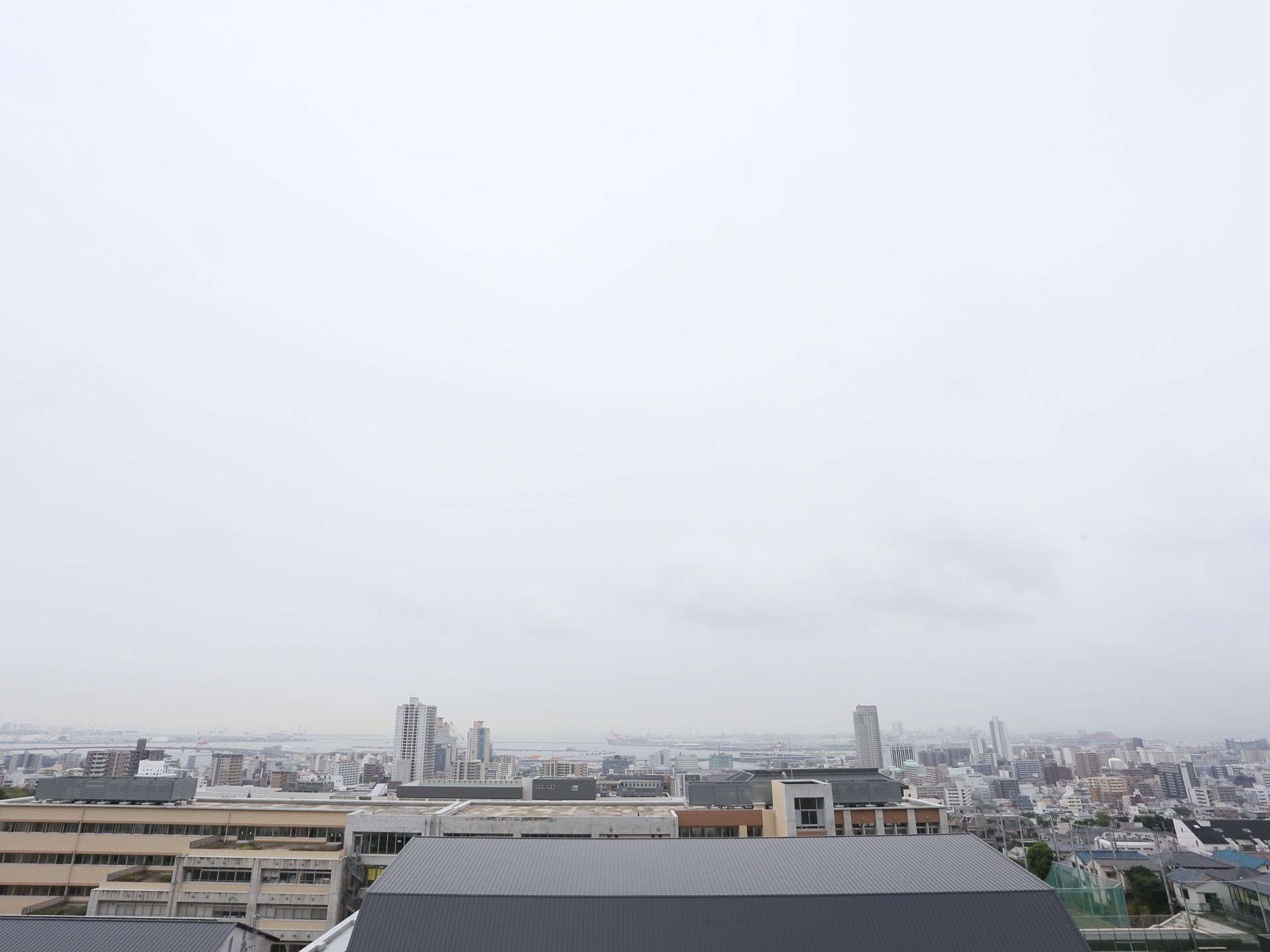 ４階建ての当施設の屋上からは、海が一望できる。周辺には住宅地や学校があり、背丈の高い建造物は見受けられず、空が広い。
