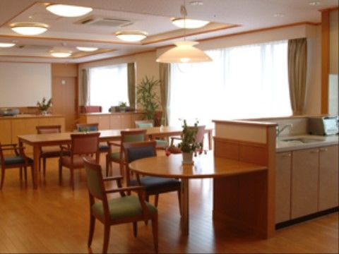 アクティブライフ芦屋のリビング。大きく広いスペースと通路をもっているので、車いすでのご利用も簡単におこなえます。
