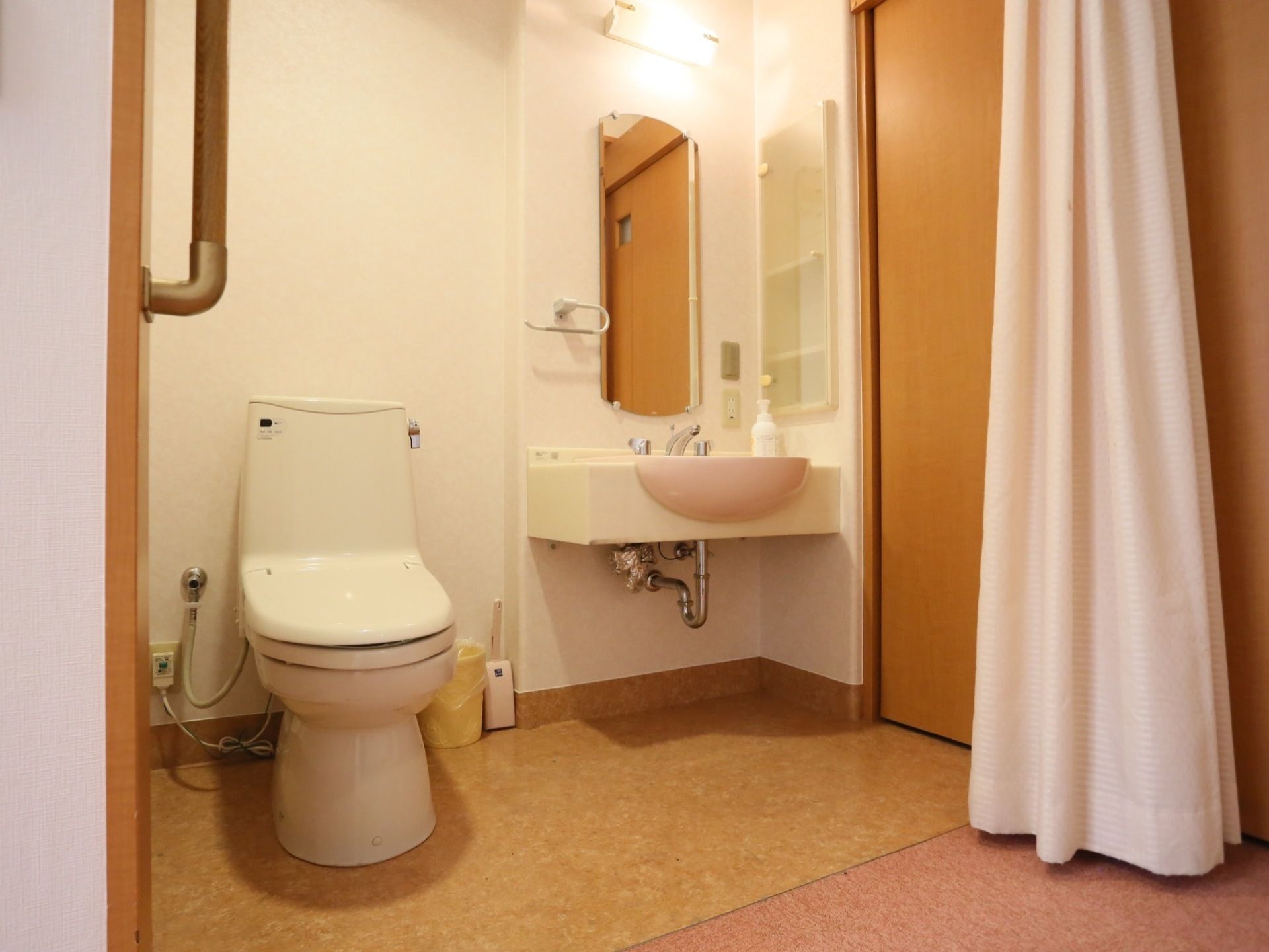 トイレの個室は、洗面台と一緒になっている。トイレ自体は、一般家庭のものと変わらないので、違和感なく使用することができる。