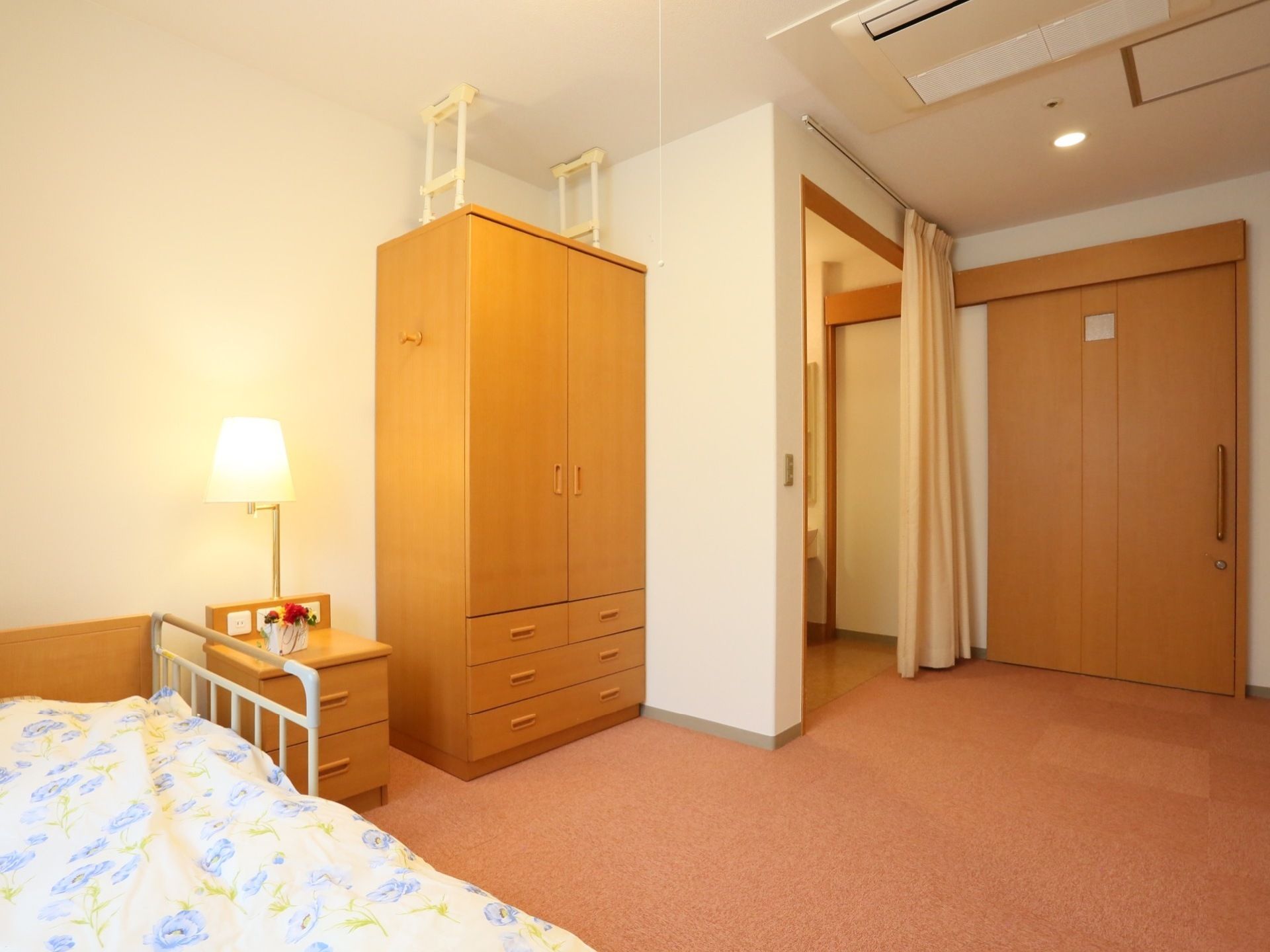 室内はもちろん、トイレへもバリアフリーになっているので、車椅子でも問題なく移動ができる。室内は広めにできているので、スペースを有効に使える。