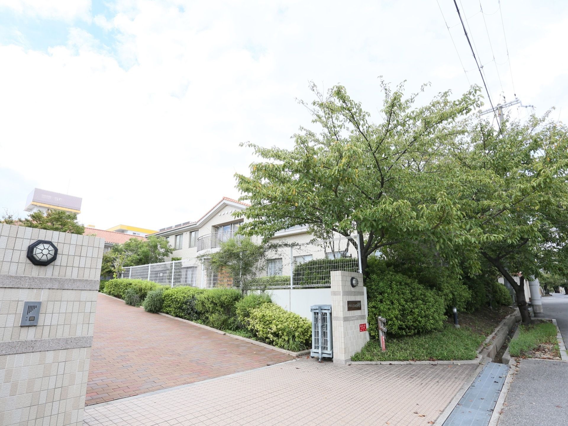 施設は大きめの建物になっている。門を通過してから施設まで若干距離があるので、車での送迎に適している。