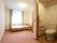 部屋には、ベッドの他に、トイレや収納ダンスが置かれている。照明も明るすぎないものが用意されており、目に優しくなっている。