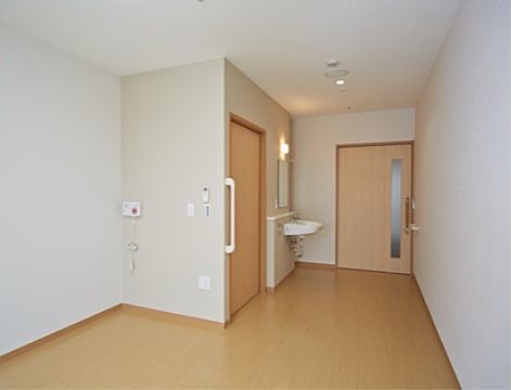 専用の洗面台やトイレを完備して、プライバシーに配慮した個室である。ドアはスライド式で、力の弱い方でも楽に開け閉めができる。