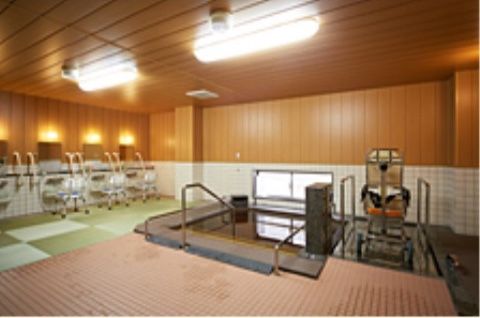 洗い場は複数個所あり、混雑することがない。畳が敷かれ、暖かく滑りにくい。介護度が高い方も入浴できる入浴設備も整っている。