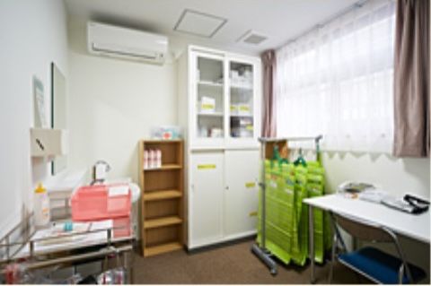 プライバシーに配慮した部屋で、医療スタッフによる健康チェックを受けることができる。明るい陽射しの入る穏やかな雰囲気である。