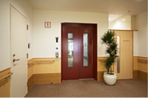 車椅子をご利用の方も使用できる、広めのエレベーターを完備している。エレベーター周囲には手すりが取り付けられている。