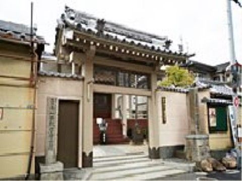 施設の近くにはお寺があり、四季折々の花々を見ながらの散歩コースに最適である。周辺は静かで落ち着いた環境である。