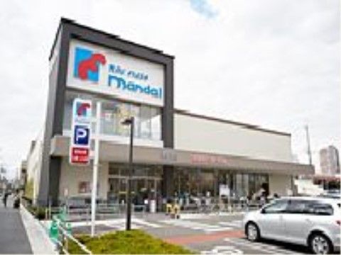 施設周辺には地元の方たちが利用する食料品スーパーがあり、食料品や日用品などの日々の買い物に便利である。
