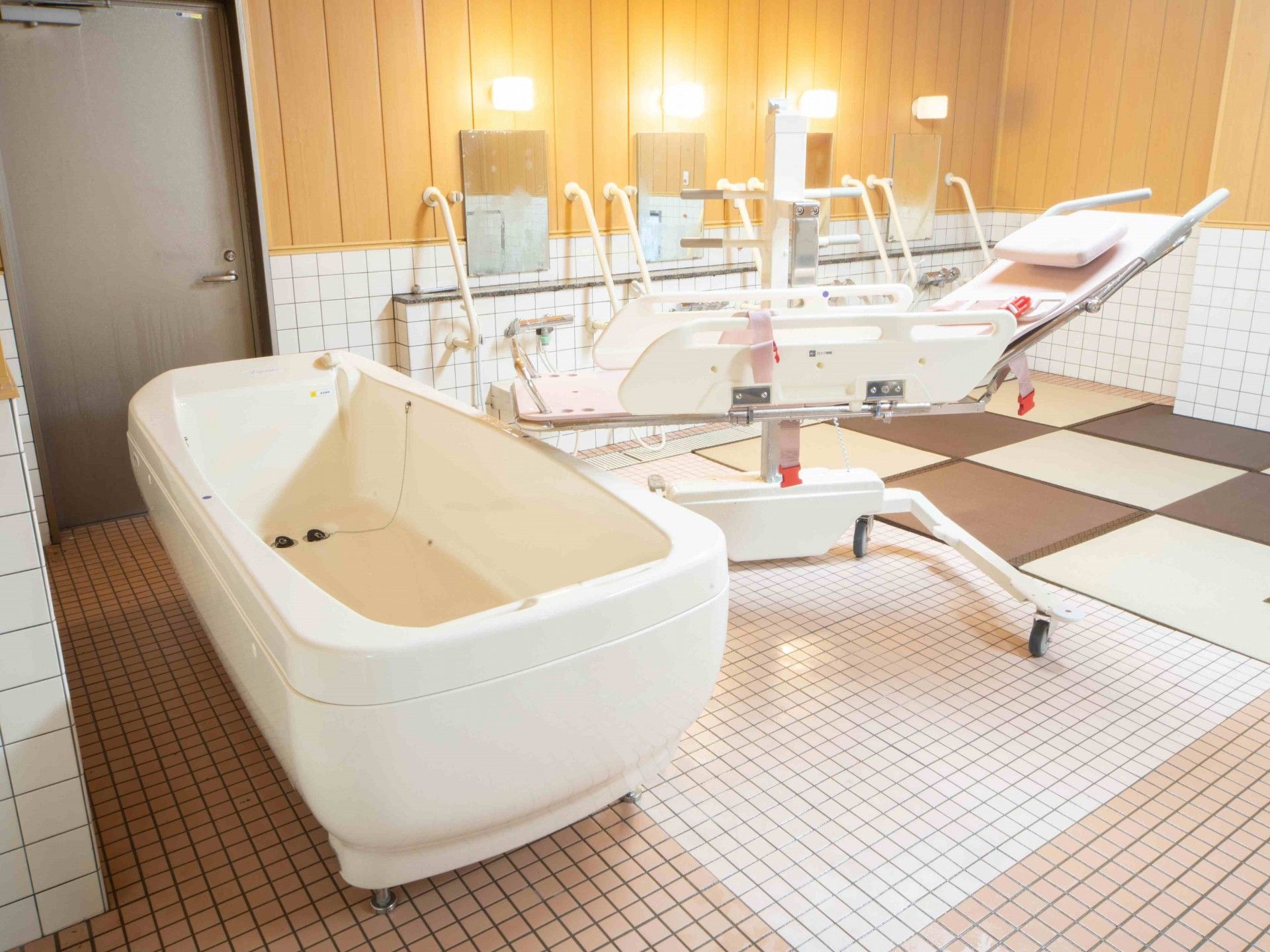 一人でゆっくり入浴できる、個浴室を完備している。入浴後は広々とした脱衣所にある洗面所で、身支度を行うことができる。