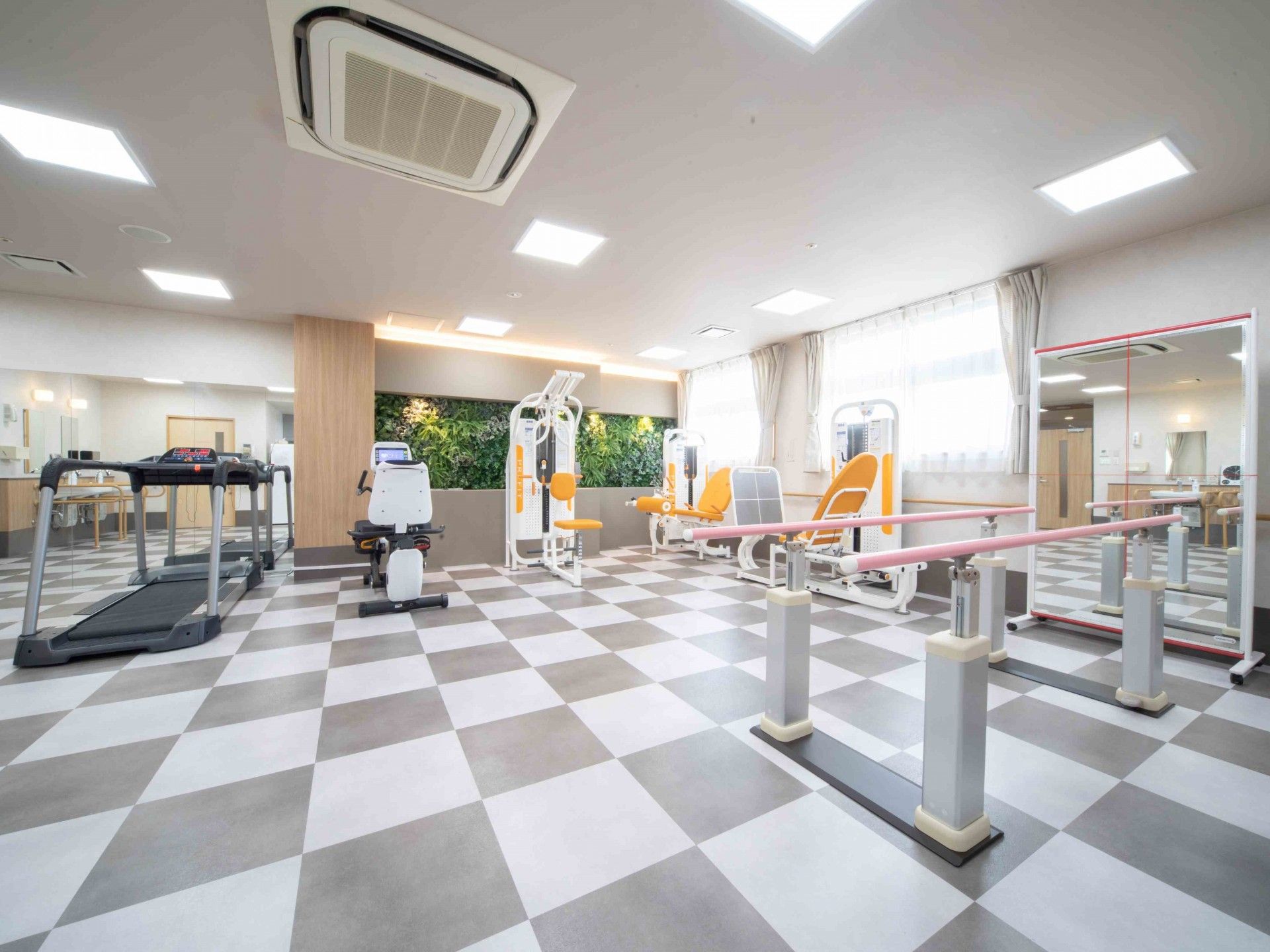 通路の左右には手すりが設置してあり、足腰に不安のある方は安心である。昭和の雰囲気の絵が飾られ、昔を思い出すスペースである。